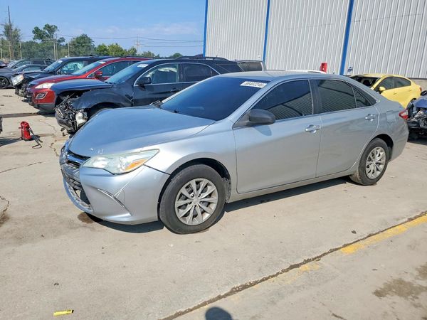 2015 TOYOTA CAMRY — Front 3/4