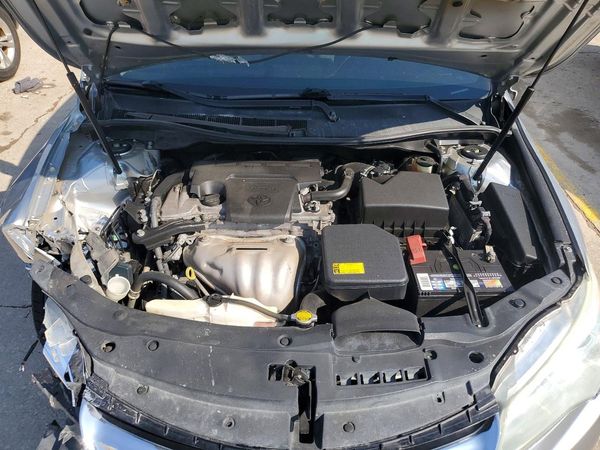 2015 TOYOTA CAMRY — Engine bay