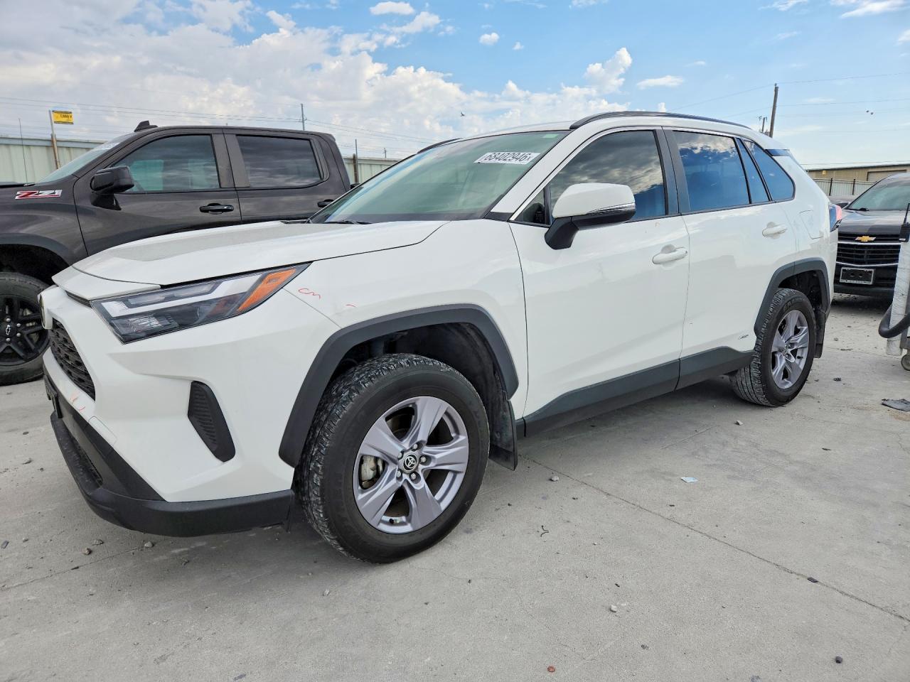 2025 TOYOTA RAV4 XLE — Front 3/4