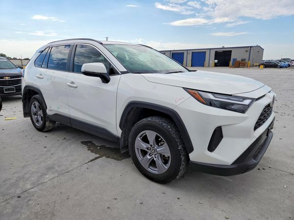 2025 TOYOTA RAV4 XLE — Passenger 3/4