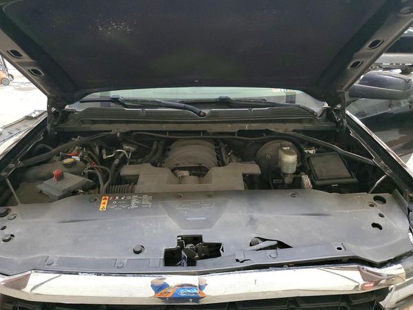 2019 CHEVROLET SILVERADO LT — Engine bay