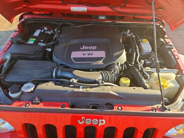 2017 JEEP WRANGLER UNLIMITED SPORT 4X4 — Engine bay