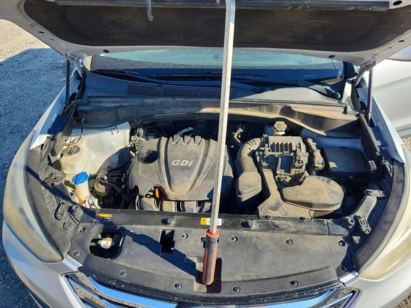 2014 HYUNDAI SANTA FE GL — Engine bay