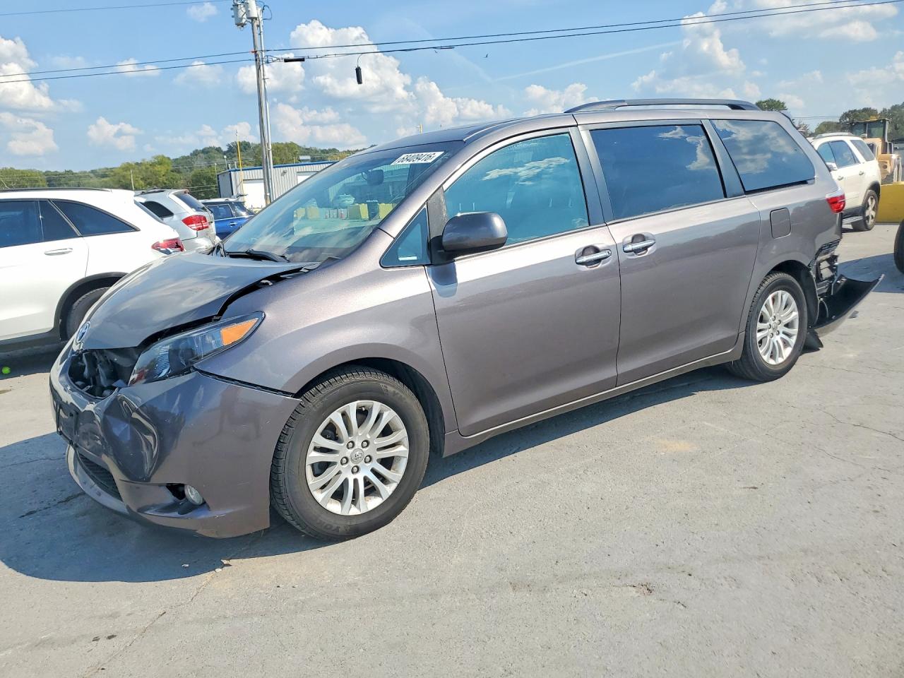 2017 TOYOTA SIENNA — Front 3/4