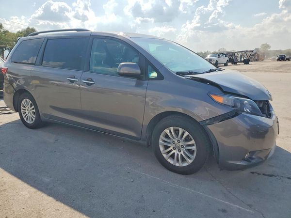 2017 TOYOTA SIENNA — Passenger 3/4