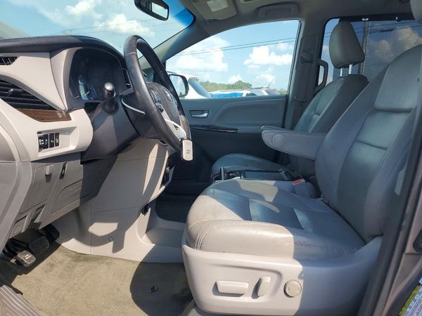2017 TOYOTA SIENNA — DENT