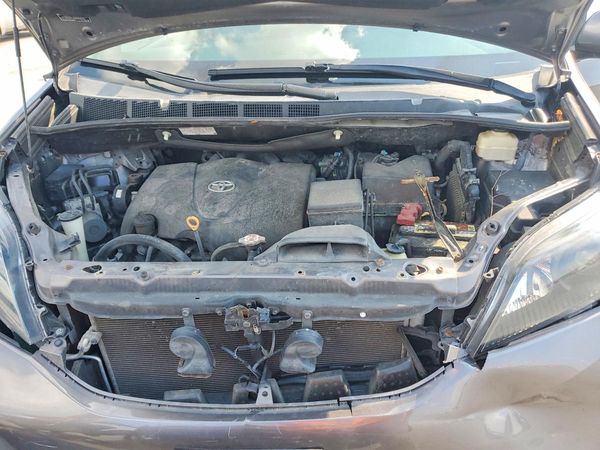 2017 TOYOTA SIENNA — Engine bay