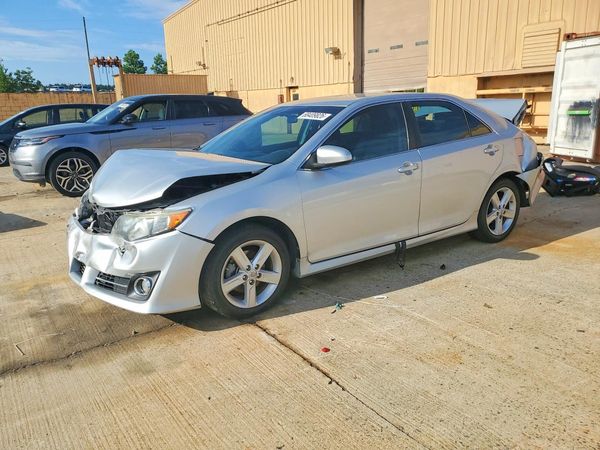 2014 TOYOTA CAMRY — Front 3/4