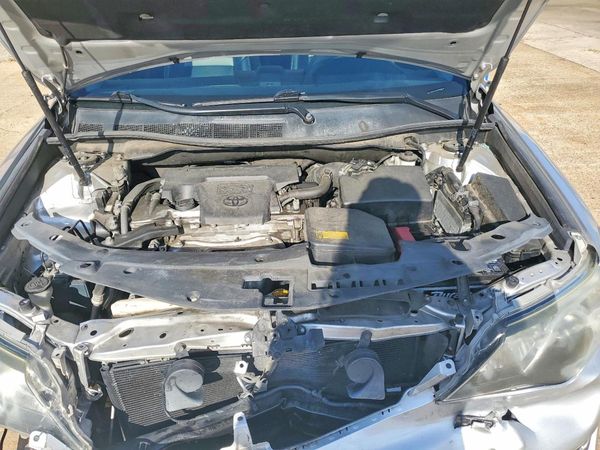 2014 TOYOTA CAMRY — Engine bay