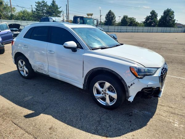 2022 AUDI Q3 quattro Premium