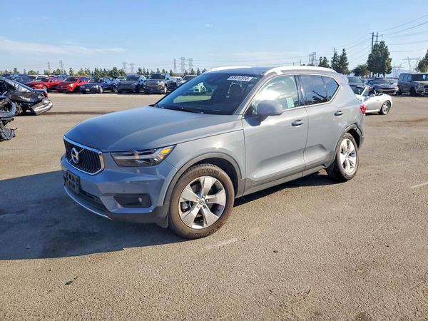 2021 VOLVO XC40 — DSFA — Front 3/4