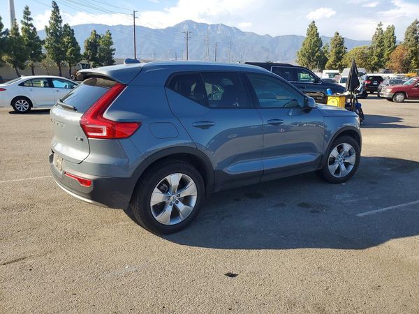 2021 VOLVO XC40 Momentum — PSRA