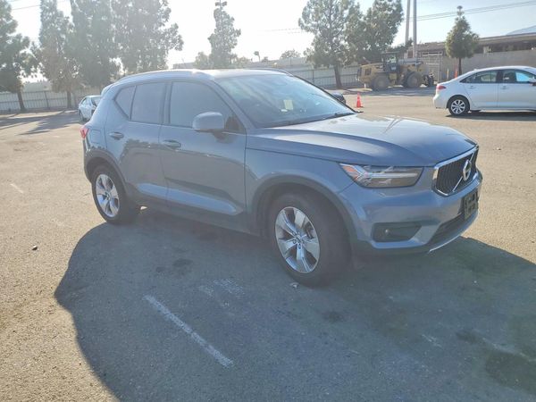 2021 VOLVO XC40 Momentum — Passenger 3/4