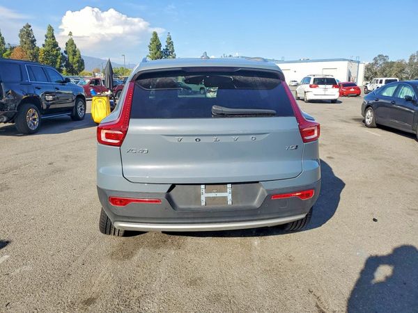 2021 VOLVO XC40 Momentum — DIRR