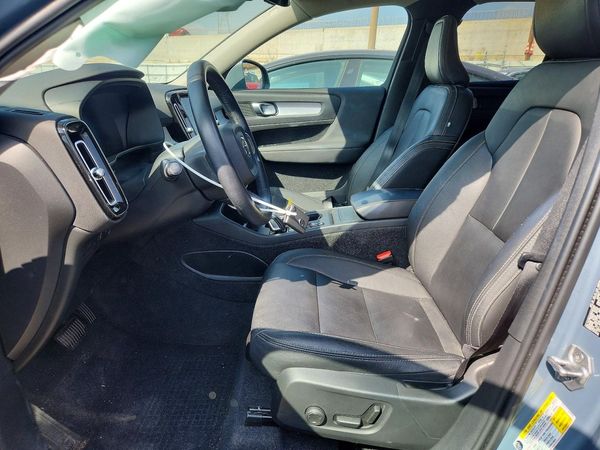 2021 VOLVO XC40 Momentum — DENT