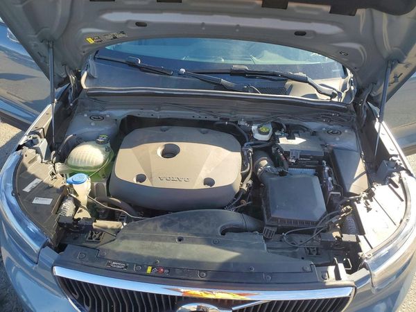 2021 VOLVO XC40 Momentum — Engine bay