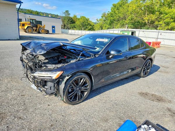 2023 VOLVO S60 — Front 3/4