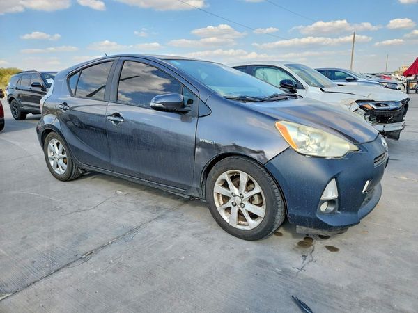 2013 TOYOTA PRIUS — Passenger 3/4