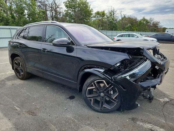 2026 VOLKSWAGEN TIGUAN 4Motion SEL R-Line — Passenger 3/4