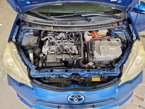 2012 TOYOTA PRIUS — Engine bay