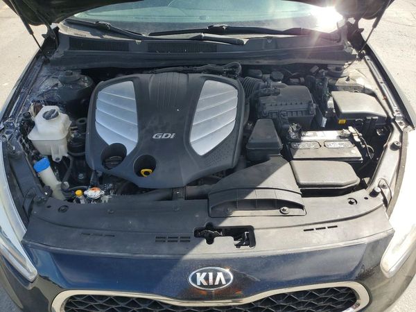 2016 KIA CADENZA Luxury — Engine bay