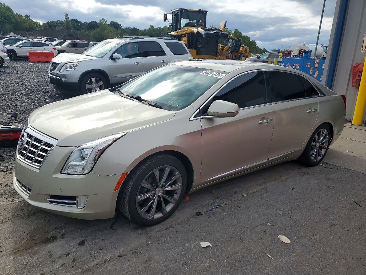 2013 CADILLAC XTS Luxury — Front 3/4