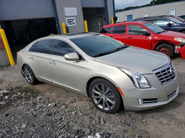 2013 CADILLAC XTS Luxury — Passenger 3/4
