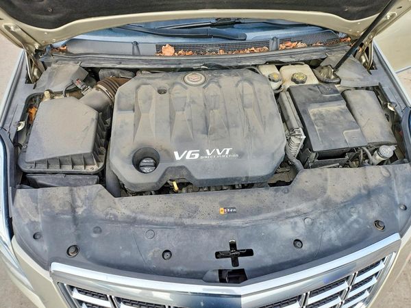 2013 CADILLAC XTS Luxury — Engine bay