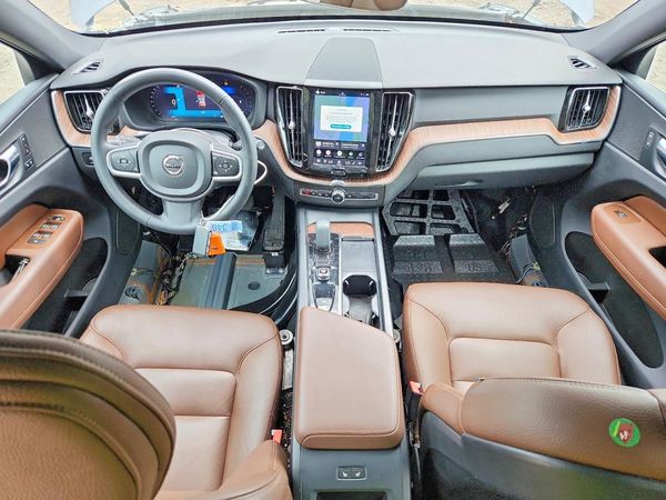 2022 VOLVO XC60 Momentum (excl S60)