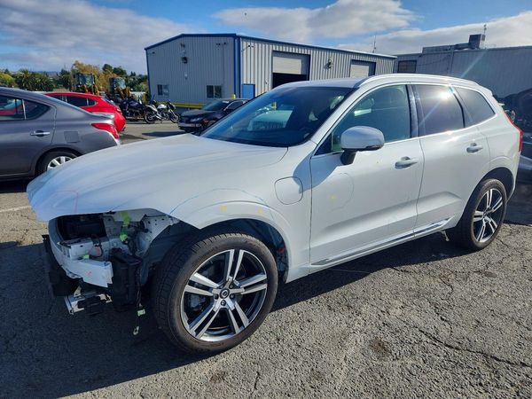 2021 VOLVO XC60 — DSFA — Front 3/4