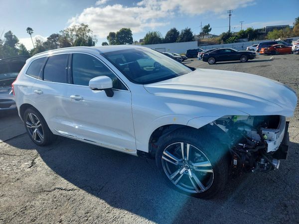 2021 VOLVO XC60 Momentum — Passenger 3/4
