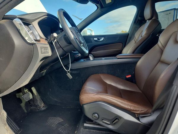 2021 VOLVO XC60 Momentum — DENT