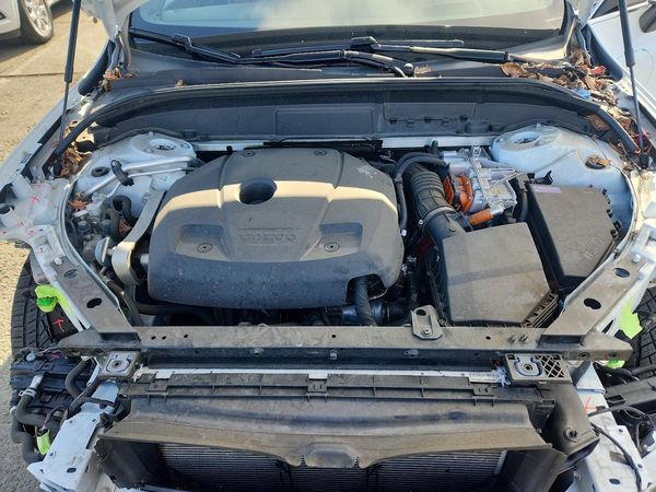 2021 VOLVO XC60 Momentum — Engine bay