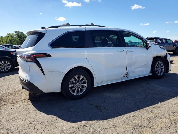 2025 TOYOTA SIENNA LE