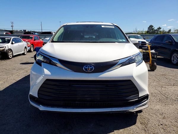 2025 TOYOTA SIENNA LE