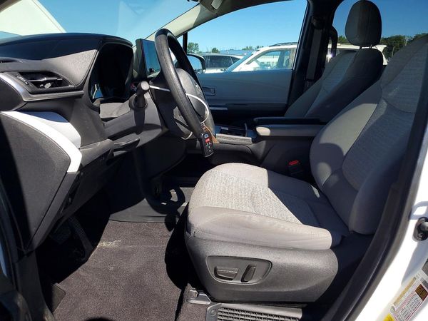 2025 TOYOTA SIENNA LE