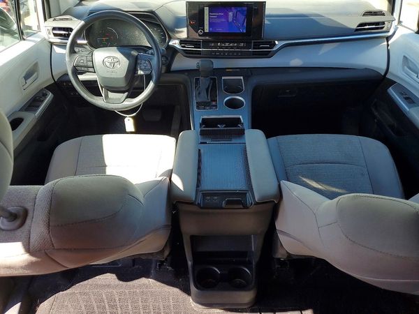2025 TOYOTA SIENNA LE