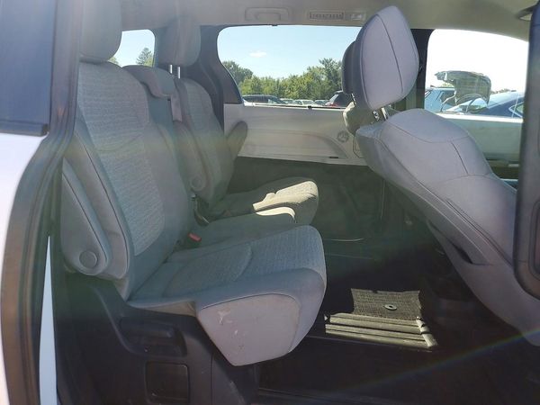 2025 TOYOTA SIENNA LE
