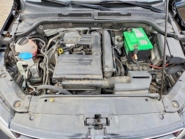 2017 VOLKSWAGEN JETTA SE — Engine bay