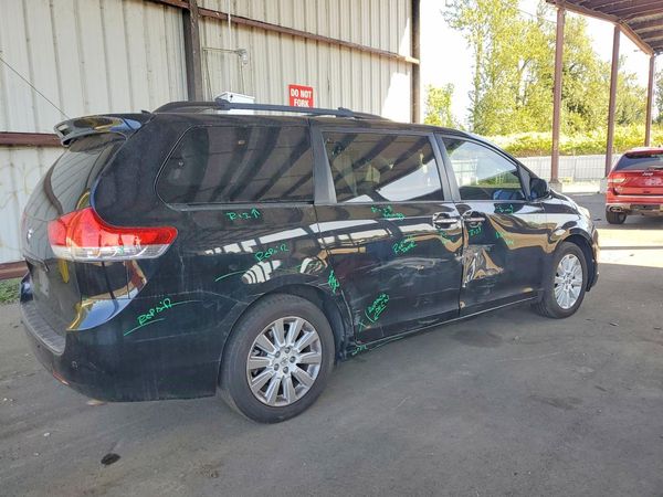 2013 TOYOTA SIENNA