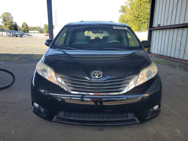 2013 TOYOTA SIENNA