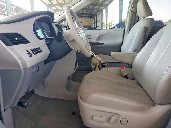 2013 TOYOTA SIENNA