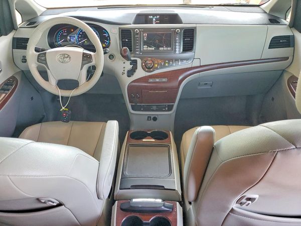 2013 TOYOTA SIENNA