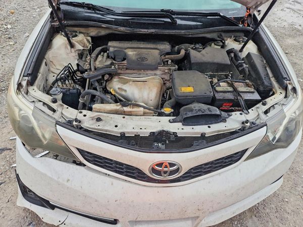 2014 TOYOTA CAMRY — Engine bay