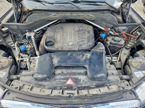 2014 BMW X5 xDrive35d — Engine bay