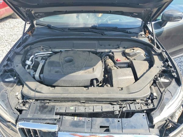 2018 VOLVO XC60 Inscription — Engine bay