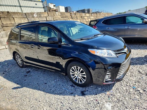 2018 TOYOTA SIENNA