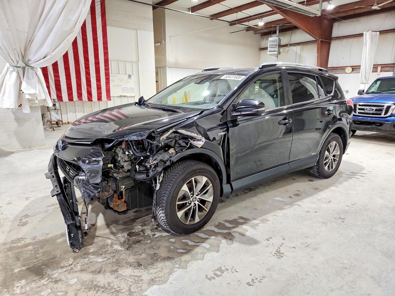 2017 TOYOTA RAV4 LE/XLE Hybrid — Front 3/4