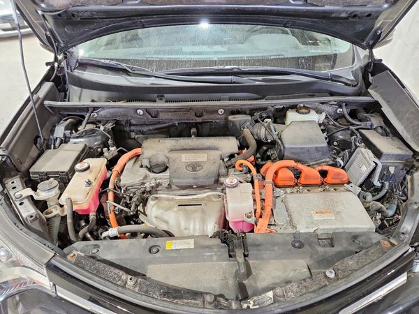 2017 TOYOTA RAV4 LE/XLE Hybrid — Engine bay