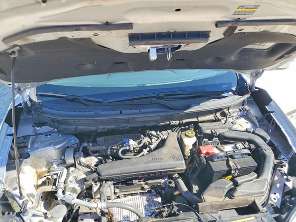 2018 NISSAN ROGUE — Engine bay